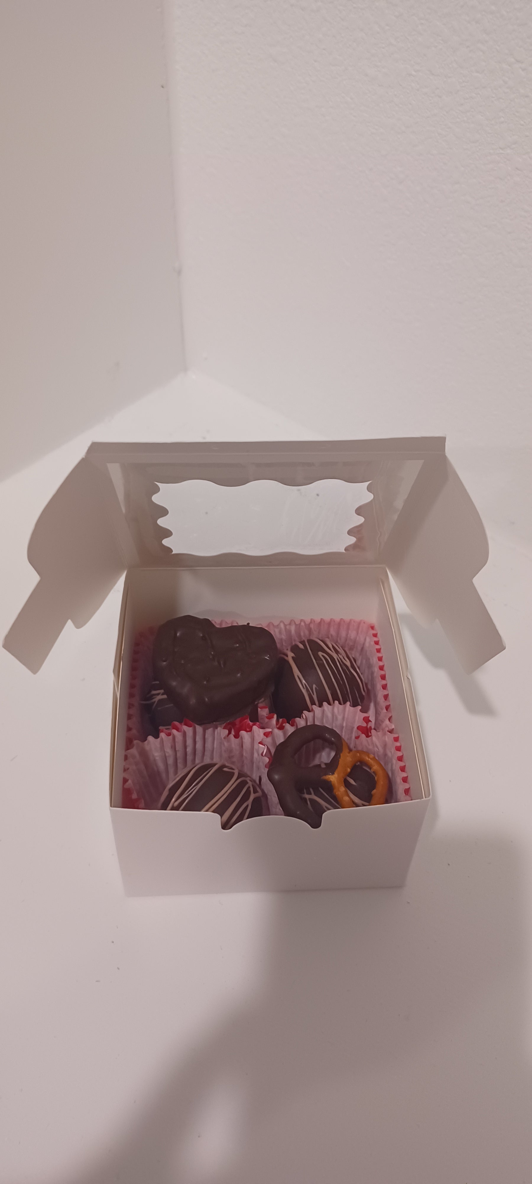 Caja de tarta de queso bañada en chocolate y trufas