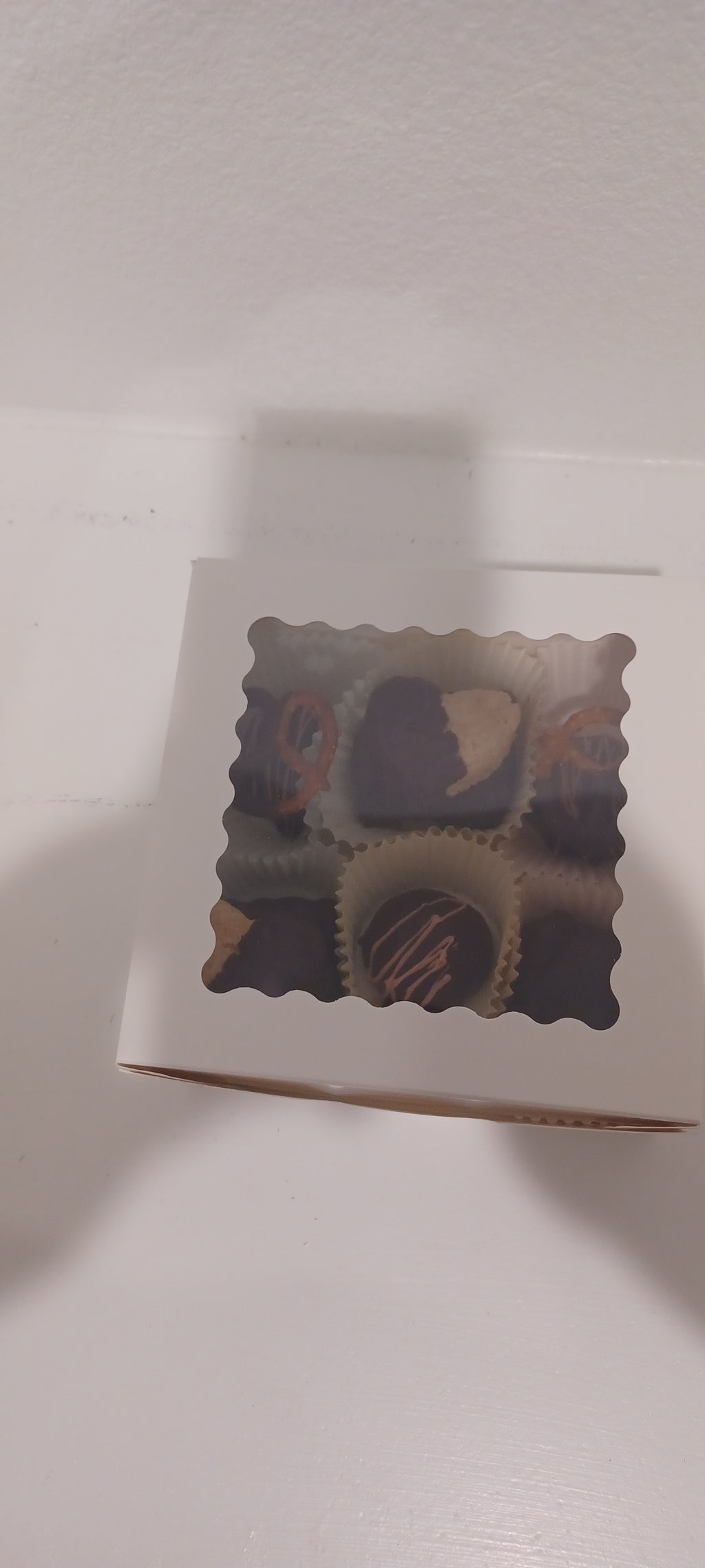 Caja de tarta de queso bañada en chocolate y trufas