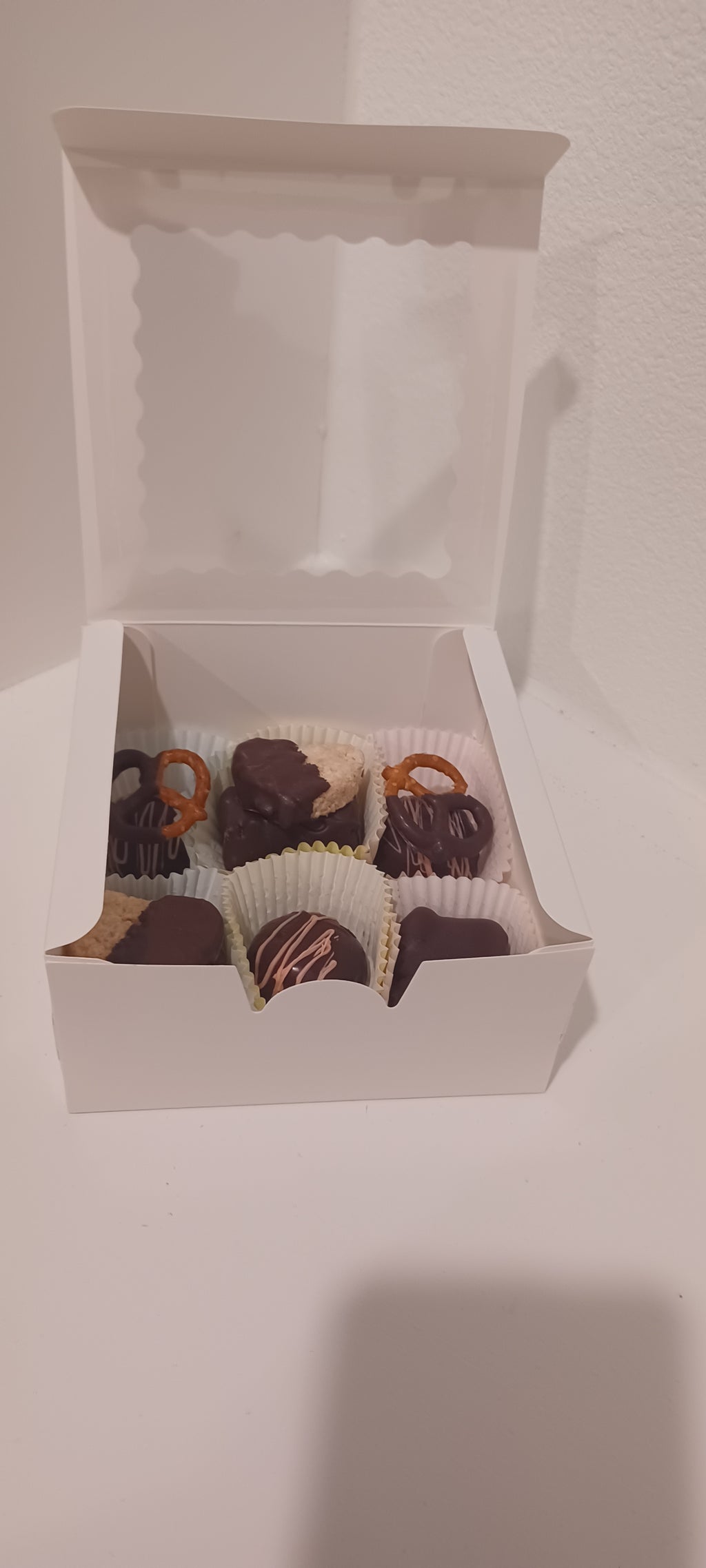 Caja de tarta de queso bañada en chocolate y trufas