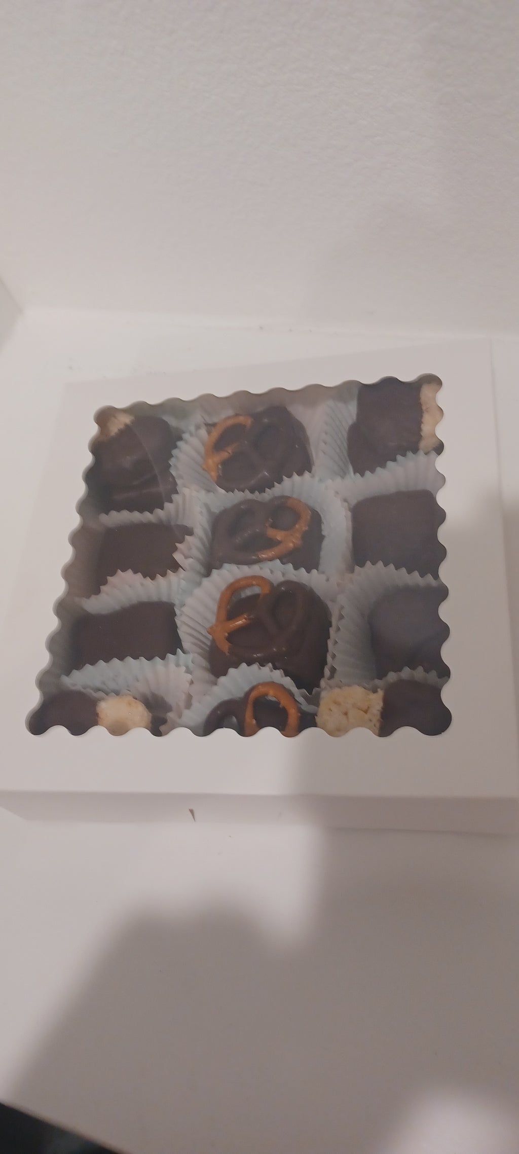 Caja de tarta de queso bañada en chocolate y trufas