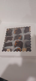 Caja de tarta de queso bañada en chocolate y trufas