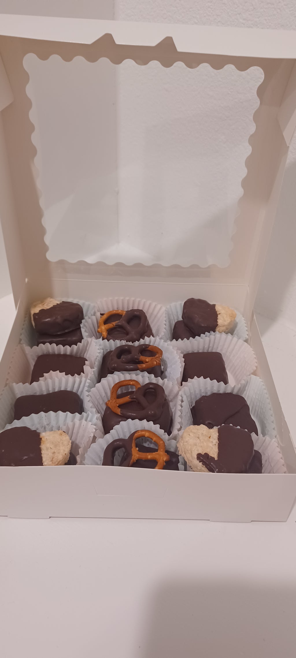 Caja de tarta de queso bañada en chocolate y trufas