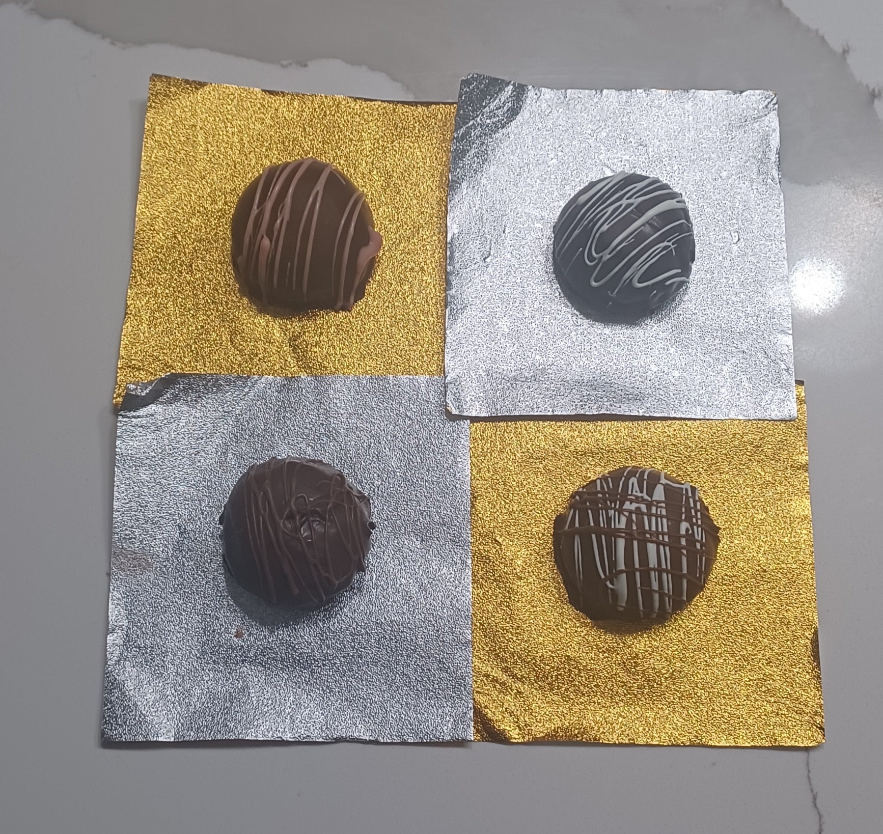 Caja de tarta de queso bañada en chocolate y trufas